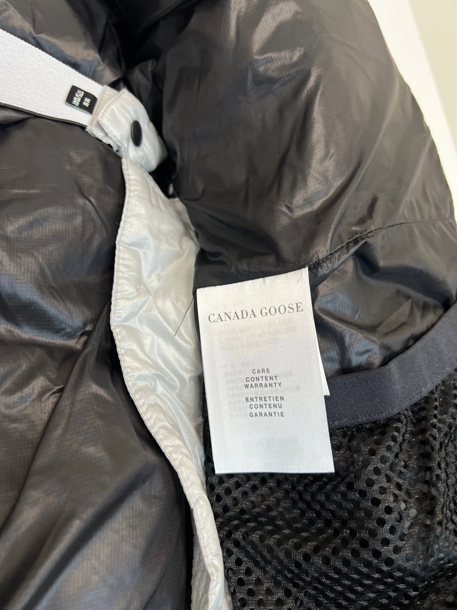P980 has a cold protection effect of up to level 4. It is made of recycled Feather-Light tear-resistant fabric. It is ultra-light and has no weight-bearing feeling on the upper body! The unique black label highlights your temperament‼  Canada Goose, a Canadian brand, has always been recognized as the warmest down jacket. Various Instagram celebrities, Internet celebrities, and celebrities often wear it for street photos. I do Canada Goose every year, but I still can’t get rid of my love for geese. No matter how cold the winter is, there is no need to be afraid, because there are geese! Filled with 80% white duck down, Canada Goose is the legendary warmest down jacket and is known as a must-have for Arctic outdoor sports! The most popular down jacket in the world, celebrities are rushing to buy it, it is a must-have!